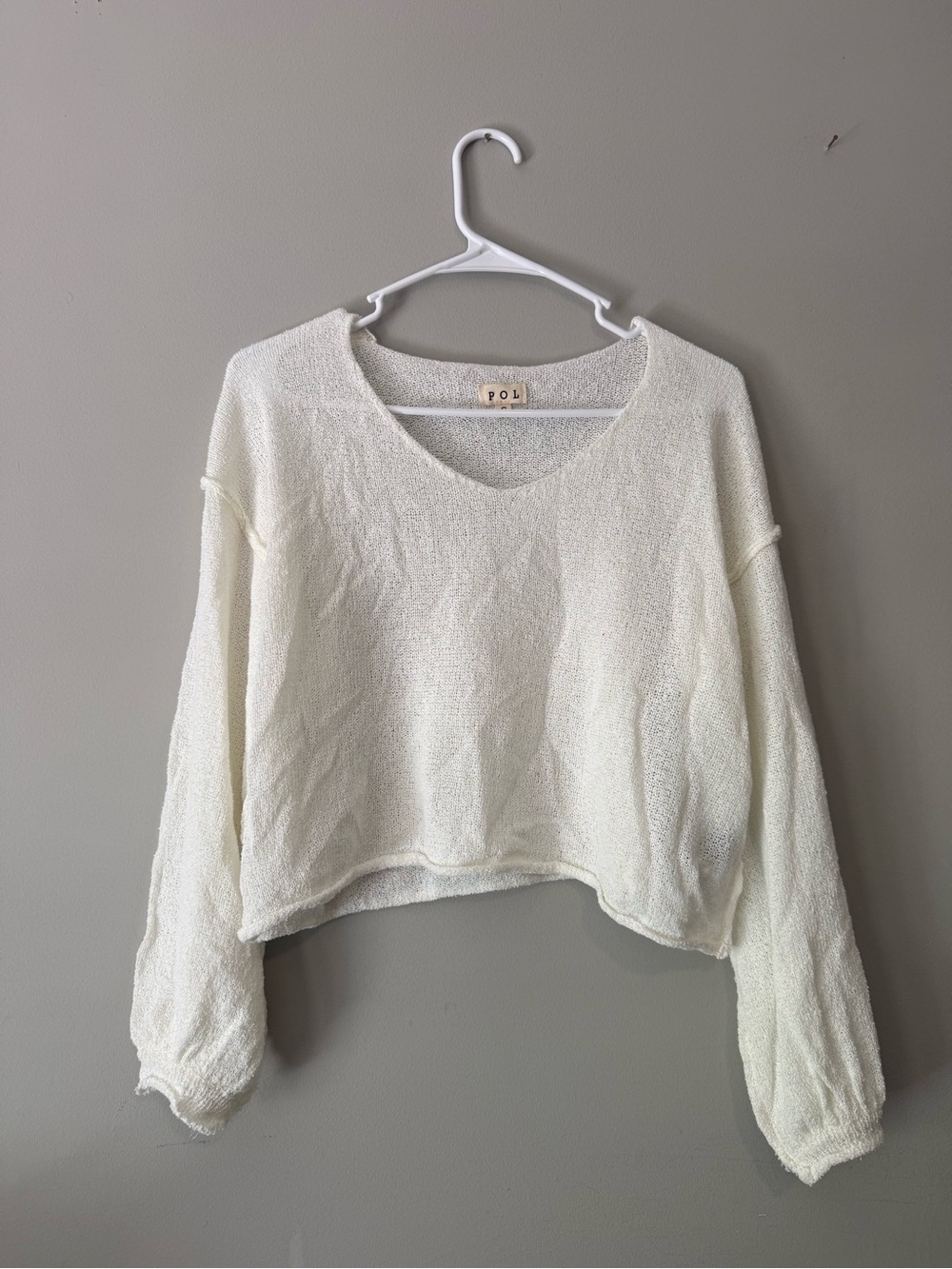 POL Cropped White V-Neck Knit Blouse